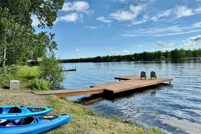 Image de Lakefront Log Home - dock, kayaks, paddle boards, fire pit