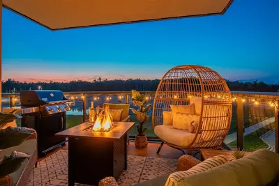 Image de Luxury Beach Spa Getaway w/ Pool + Year Round Hot Tub & Private In-Suite Sauna!