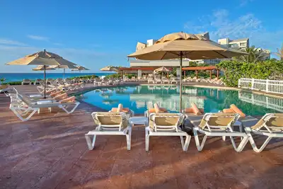 Image de Breathtaking 2 bedroom Condo at Ocean Front Property Walk To La Isla Mall