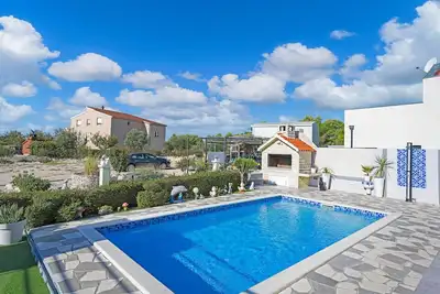 Image de Maison confortable à Brodarica avec.