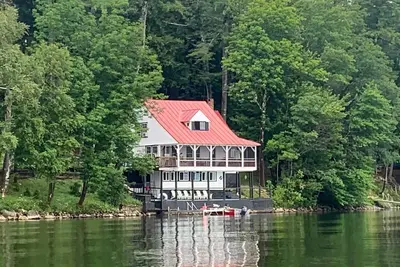 Image de Charming Lakefront Home: Big Porches, Kayaks & Room to Gather