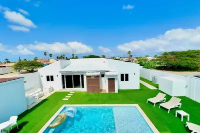 Image de Luxury Villa Sleeps 14, Pool, Mini Golf, 8 min walk to Beach