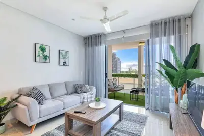 Image de Inner city apartment in modern building with pool & gym