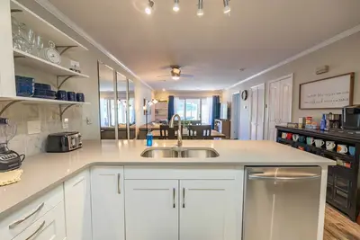 Image de Step Free! Posturepedic Bed W\/ Adjustable Frame, Enclosed Porch w\/ Pond View, Free Tickets (Fc41-7)