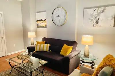 Upscale 2bd/1. 5ba townhome mins to Jhh & downtown