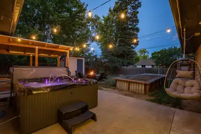 Image de Arvada Oasis + New Hot Tub Sleeps up to 16 with 6 Cozy Beds! !