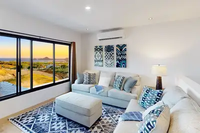 Image de Stunning ocean view home with a rooftop deck, pool, & and fitness room access