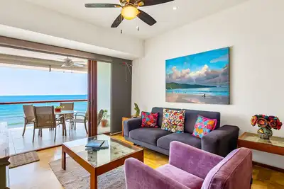 Image de Beachfront 4th-floor condo with views, outdoor pool, balcony, W/D & central Ac