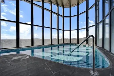 Image de Chic 1-Bed with Stunning Lake View & Indoor Pool