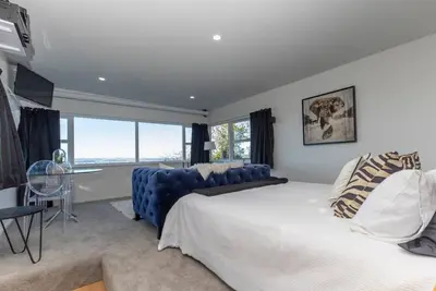 Image de Cottage Market Rd · Romantic Hillside Oasis - Spa Pool & Views
