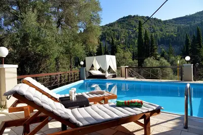 Image de Appartement 'Doliva Studio' avec piscine privée, vue sur les montagnes, Wi-Fi et climatisation