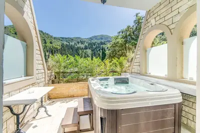 Image de Appartement \"Doliva Anthi\" avec bain à remous privé, vue sur la montagne, Wi-Fi et climatisation