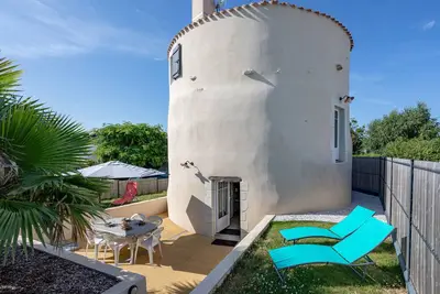 Image de \"La Tourette- gîte de charme atypique\" avec terrasse privée, jardin privé et Wi-Fi