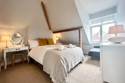 Quirky 2-bed flat w/ parking central Kingsbridge