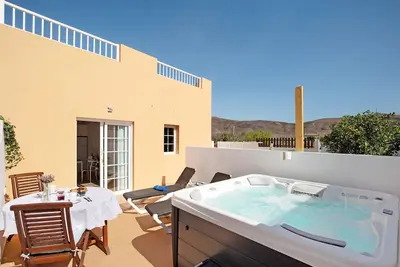 Image de Appartement de vacances 'El Naranjo Con Jacuzzi' avec terrasse privée, jardin privé et Wi-Fi