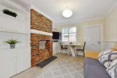 Image de Quaint Cottage Oasis in Central Henley