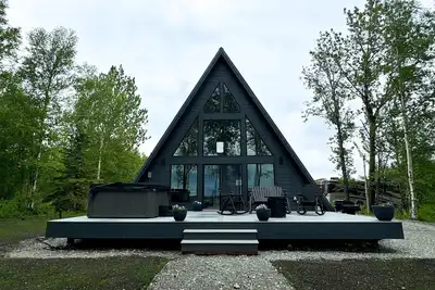 Image de Cozy riverfront retreat with Hot Tub! Just 5 minutes from downtown Palmer.