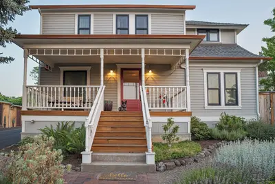 Image de Ashland Group Retreat! The RedTail Inn offers 3 full suites within one booking, sleeping up to 12. Great location for the Shakespeare Festival. Ample space for your large family or friend group.