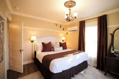 Image de Charming 1 Br Orliena Suite in historic downtown Ashland, Or. Walk to the Oregon Shakespeare Festival, shops, and dining. Features a kitchenette, plush queen bed, and shared hot tub access. Dog friendly!