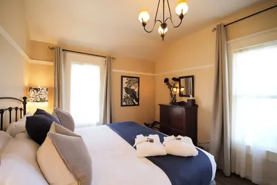 Image de Luxurious 2 Br Red McCall Suite in historic Ashland. Features mountain views, a private deck, shared hot tub access, and a full kitchen. Sleeps 6. Walk to Osf and downtown shops/restaurants!