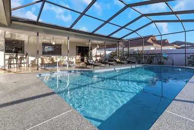 Fun & family-friendly modern beach home with pool