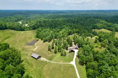 Image de Secluded Hot Tub Cabin |Pond|Game Room|Forest view | Spacious retreat on 35 private acres with hiking trails, wildlife, and peaceful pond scenery—perfect for families or friends.