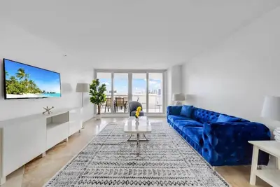 Image de Bayfront 3br Apt | Balcony & Bay View | StayCozy