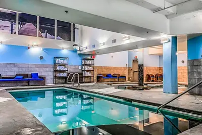 Image de 2br Rockies Retreat: Fireside Rooms & Mt Views!