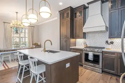 Image de Newly Built Luxury Oasis Steps to River Front w/ Parking by Lucky Savannah