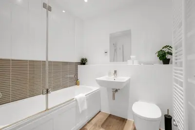 Image de 360 Sl3 Foxherne 17- Foxherne 5bdr 3ba Serviced House with Parking - Slough