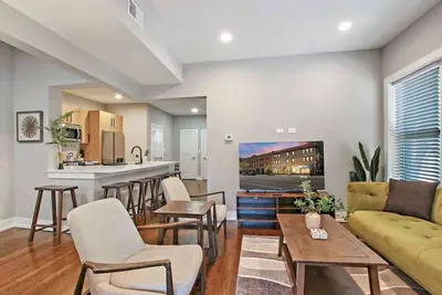 Image de 3br Spacious Apartment w\/ In-Unit Laundry