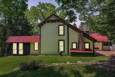 Image de Modern farmhouse near Wvu and outdoor activities! Fire Pit, Hot tub. Bring Pets!