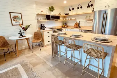 Image de Escape to this Coastal Surf Bungalow on the Exclusive North Shore of Oahu