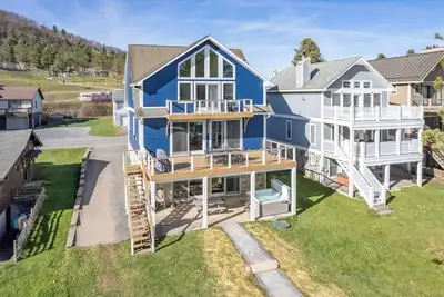 Image de Chic Lakefront Retreat w/ Dock, Hot Tub & Fire Pit