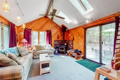 Image de Two-story dog-friendly cabin with a wood stove, pool, tennis, beach, W/D