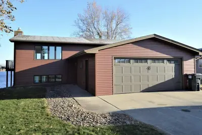 Image de 4 bedroom Richmond lake house getaway