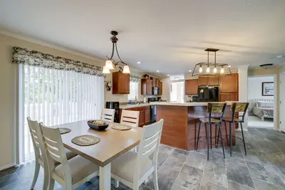 Image de Efficiently Equipped Lewis Home: Deck & Gas Grill!