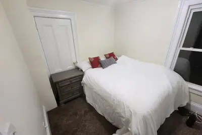 Image de Large centrally located house\n\n