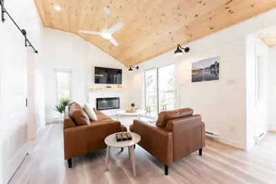 Lakefront Cottage With Great Views, Full Kitchen, & Starlink Wi-Fi