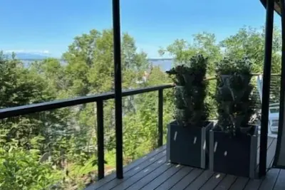 Image de Quiet, spacious, modern home walking distance to Downtown Anchorage