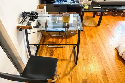 Image de Cosy studio in prime Williamsburg with roof, fitness room, laundry.