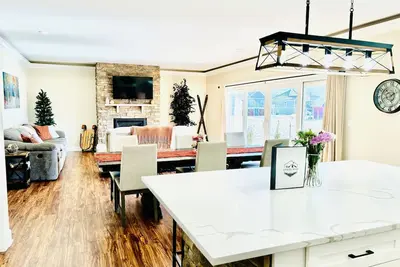 Image de 6 Br Excellent location! 1. 5 m to golf! Walking distance to pubs, shop, dining!