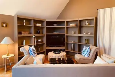 Image de Cozy treehouse cabin with airstrip & downtown view