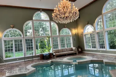 Image de Private Indoor Pool, Theater, fire pits, outdoor kitchen on Princeton estate