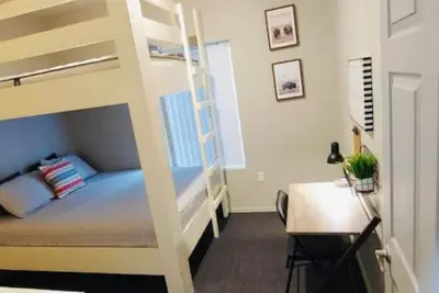 Image de 2 Bedroom near Airport. Ev charger Accessible friendly.