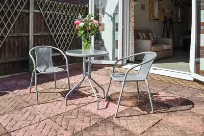 Image de Cosy studio accommodation very close to amenities.