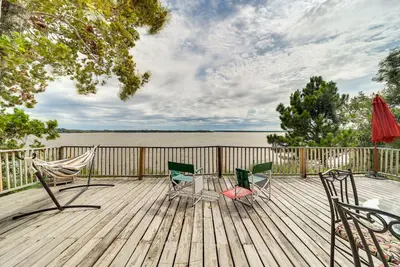 Image de Pet-Friendly Checotah Home w/ Deck & Lake Views!