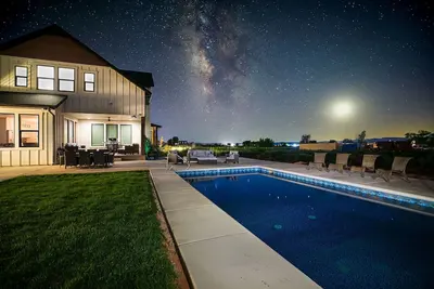 Image de Pool/Hot Tub, Theater, Kids Room, Sleeps 30+, Rv