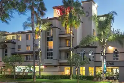 Image de Luxury Suites in Anaheim. Walk to Disneyland, GardenWalk shopping and dining.