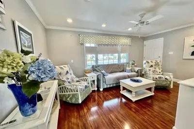 Image de Our condo, sands, and gentle waves beckon you to indulge in coastal bliss.